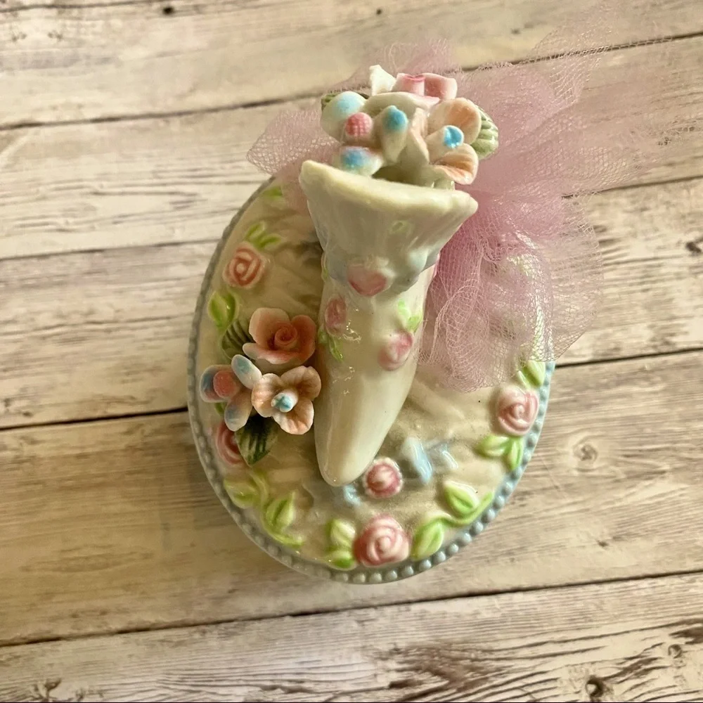 BRIDAL JEWELRY BOX WITH BRIDAL PRINCESS BOOT FLOWERS AND RIBBON